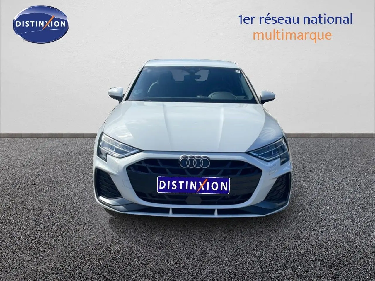 Vue avant d'une Audi A3 Sportback blanche Ibis 2025 avec calandre noire et phares LED distinctifs.