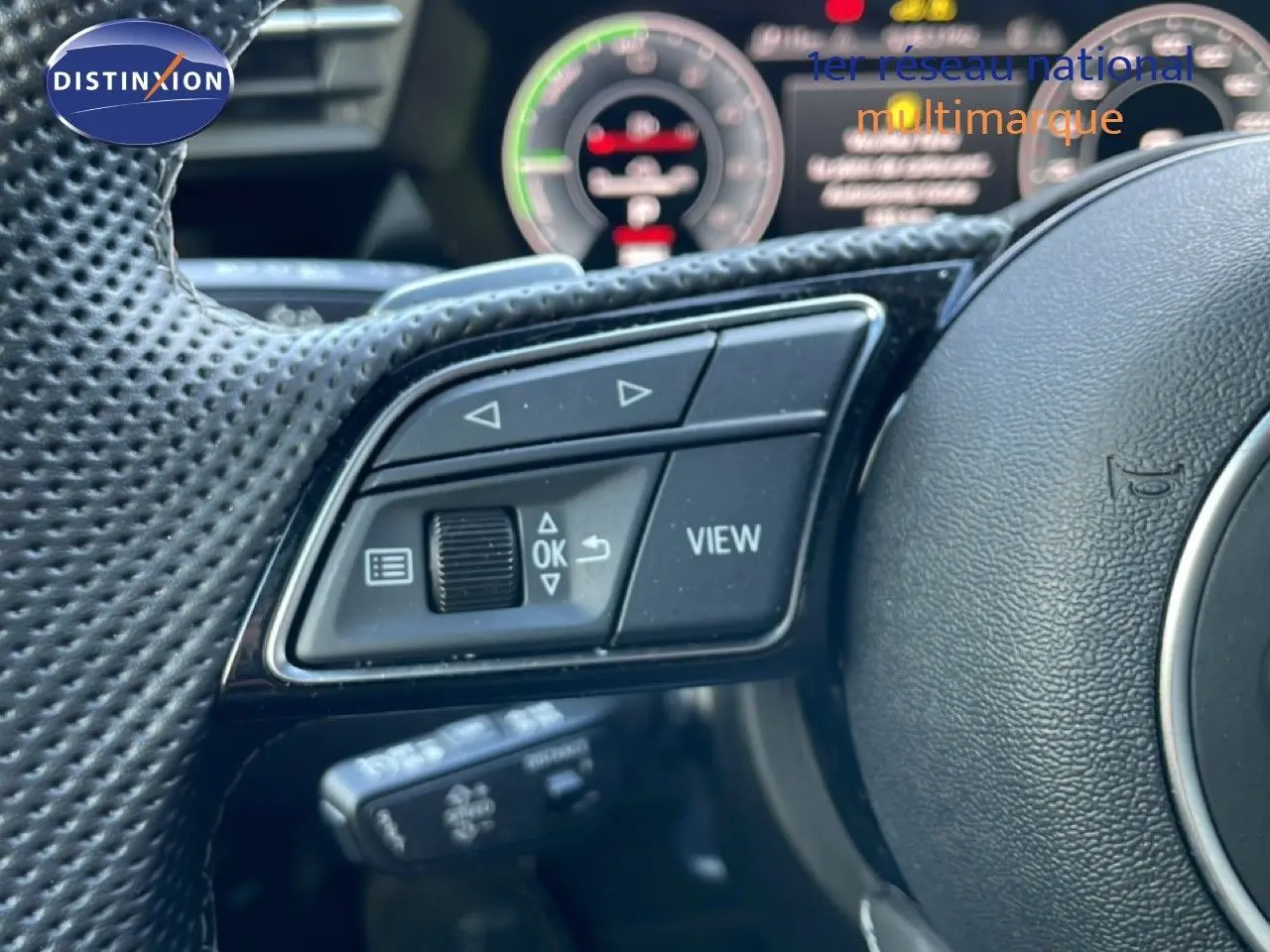 Gros plan sur les commandes gauche du volant perforé d'une Audi A3 Sportback 2025, finition S-Line.