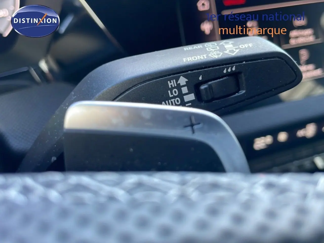Gros plan sur la palette de changement de vitesse et le commodo d’essuie-glace dans l’habitacle d’une Audi A3 Sportback blanc Ibis.