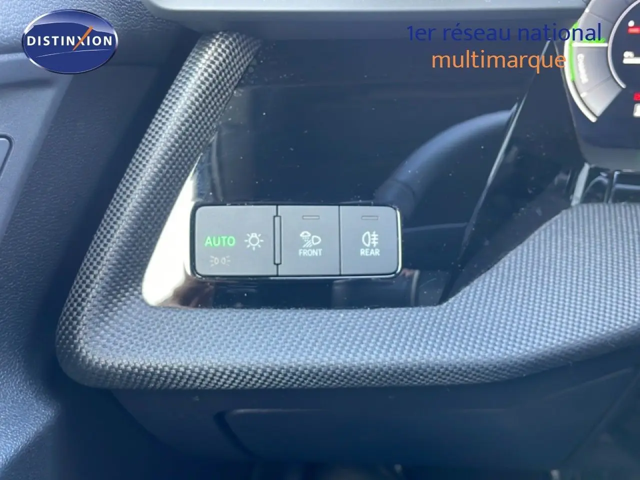 Gros plan sur les commandes d’éclairage à gauche du volant dans l’Audi A3 Sportback blanc Ibis 2025.