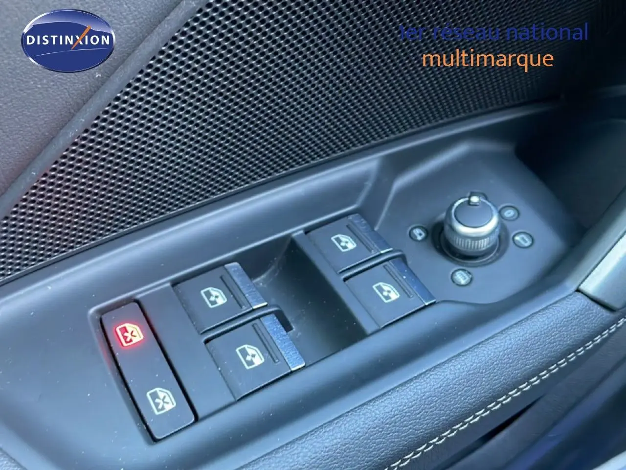 Gros plan sur les commandes des vitres électriques et rétroviseurs côté conducteur d’une Audi A3 Sportback blanche.