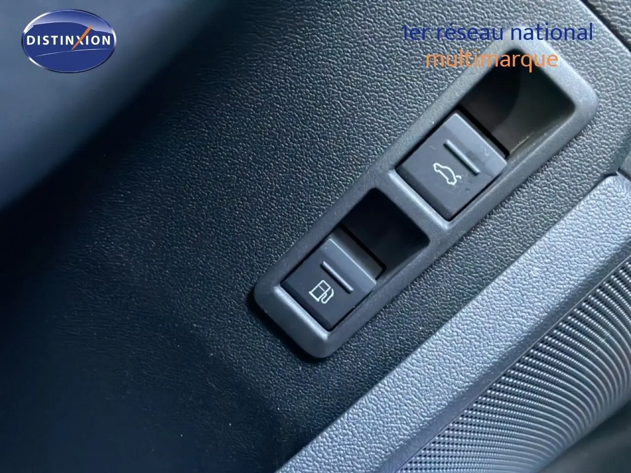 Gros plan sur les commandes d'ouverture de trappe à carburant et coffre dans l'habitacle noir d'une Audi A3 Sportback blanche.