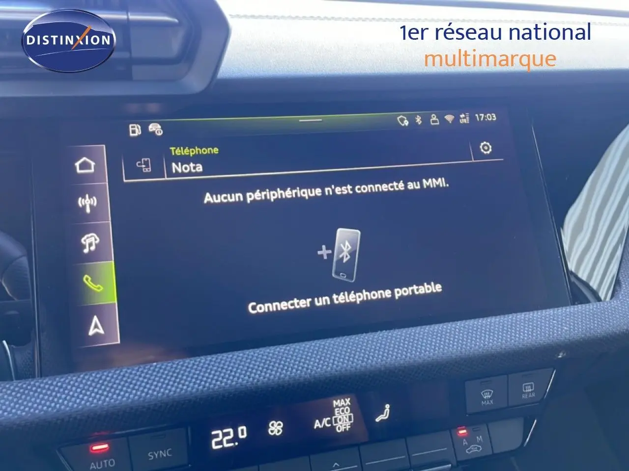 Écran central tactile de l’Audi A3 Sportback 40 TFSIe 2025 affichant la connexion Bluetooth pour téléphone portable.