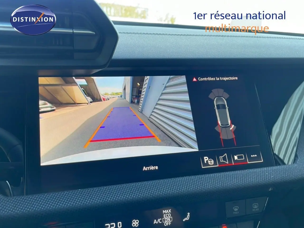 Affichage de la caméra de recul sur l'écran intérieur de l'Audi A3 Sportback blanc Ibis, vue du tableau de bord.