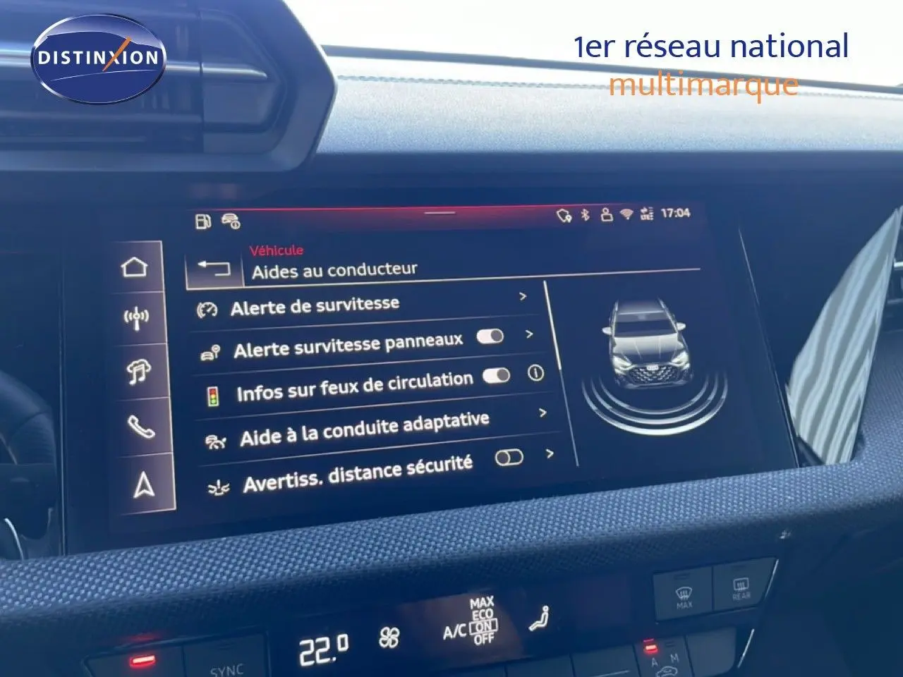 Vue intérieure du tableau de bord de l'Audi A3 Sportback 2025, écran tactile affichant les aides à la conduite.