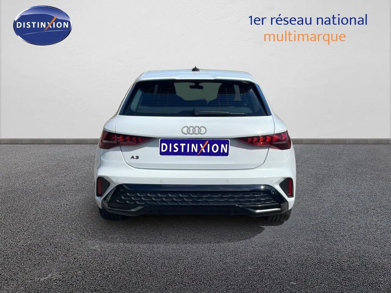 Vue arrière d'une Audi A3 Sportback blanche Ibis 2025 avec logo Audi et feux arrière LED distinctifs.