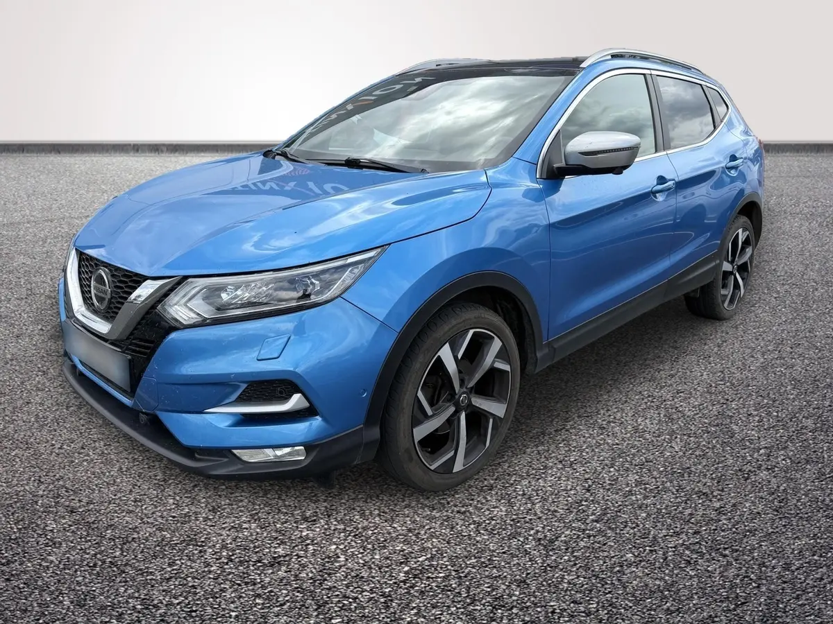 Nissan Qashqai bleu en 3/4 avant droit, avec jantes alliage noires et rétroviseurs argentés.
