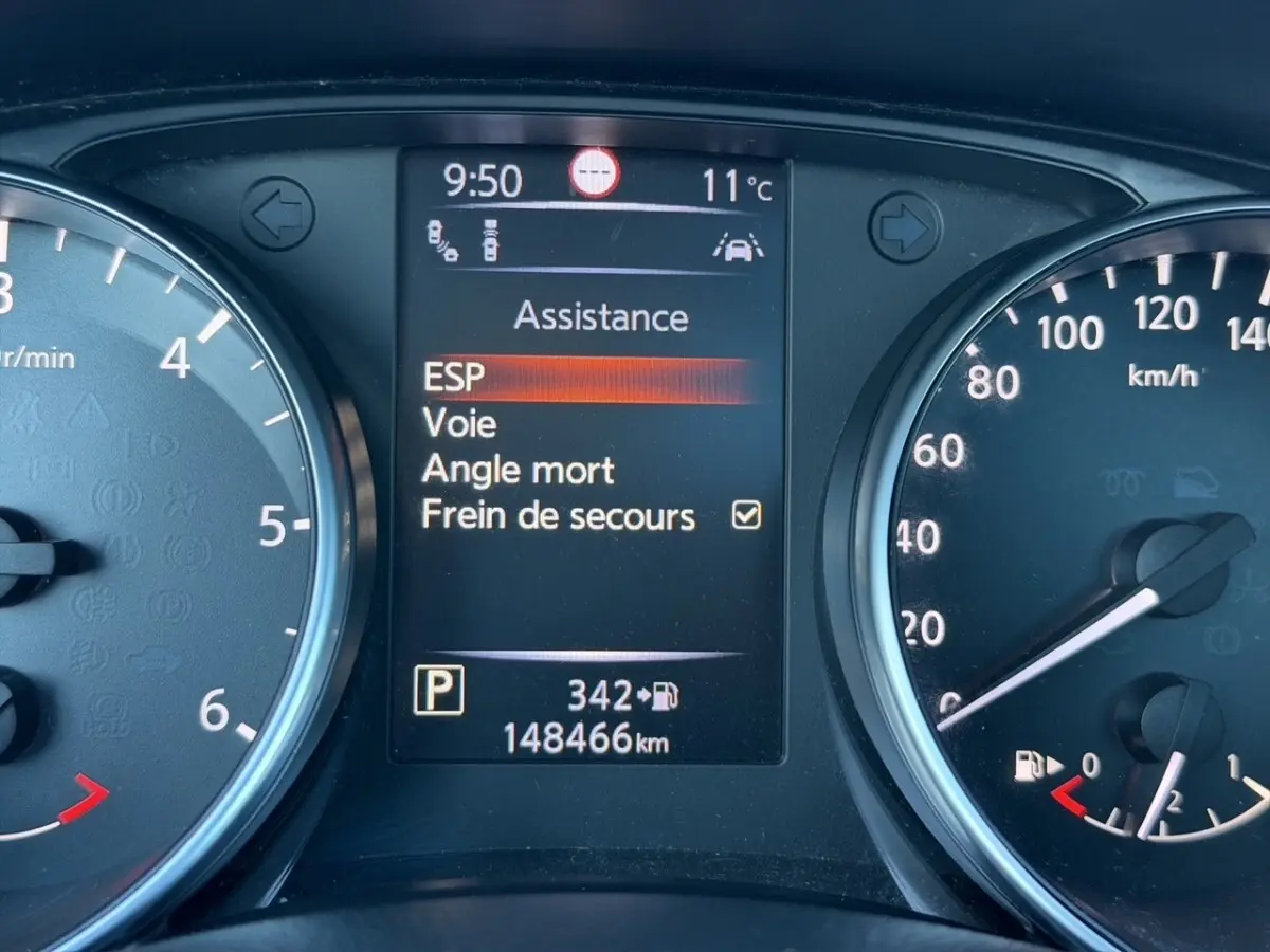 Tableau de bord du Nissan Qashqai bleu 2018 montrant l'écran d'assistance avec ESP et angle mort activés.