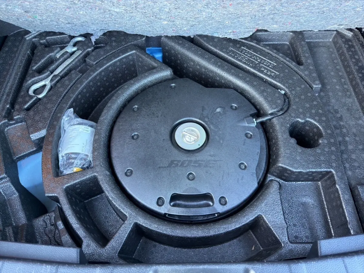 Vue rapprochée du coffre du Nissan Qashqai 2018 montrant le caisson Bose intégré au rangement noir en mousse.