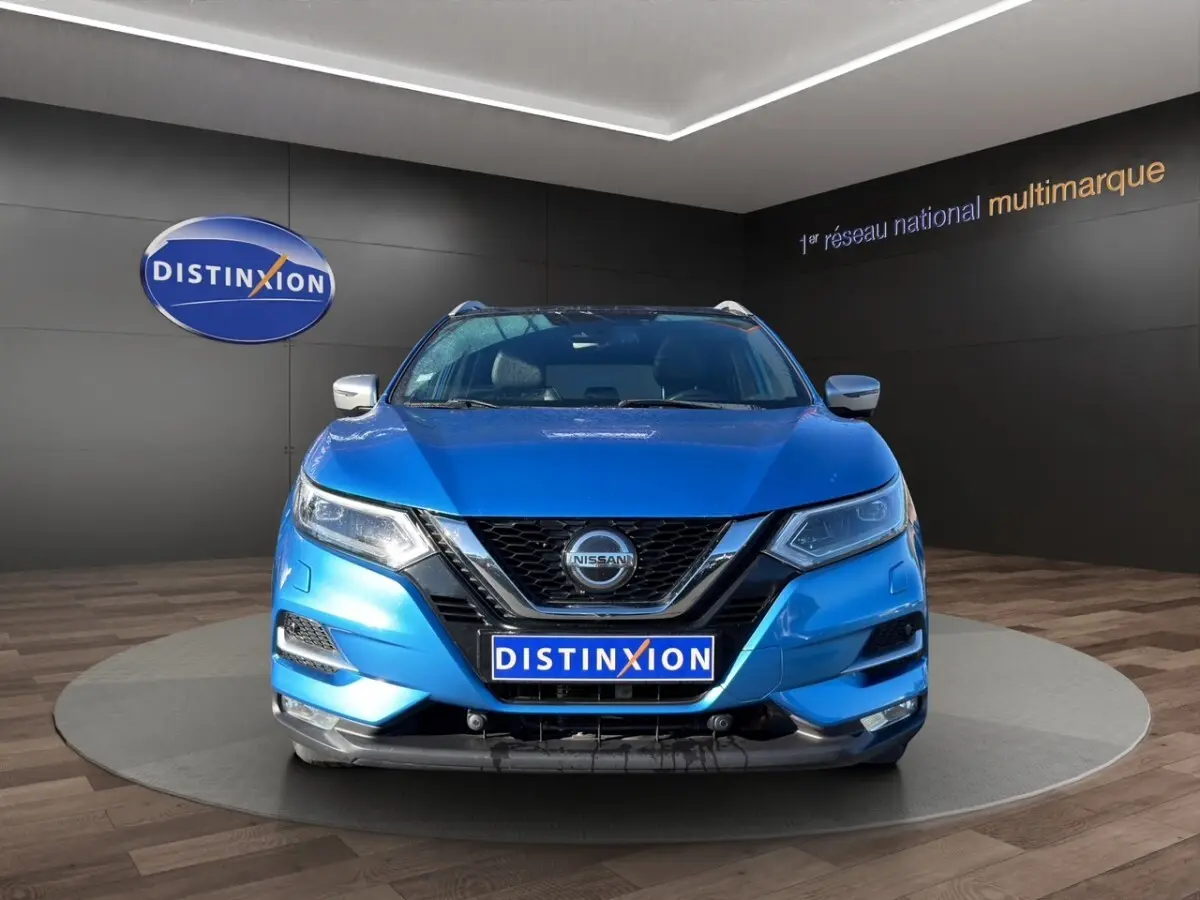 Vue frontale d'un Nissan Qashqai bleu 2018 avec calandre noire et logo Nissan bien visible.