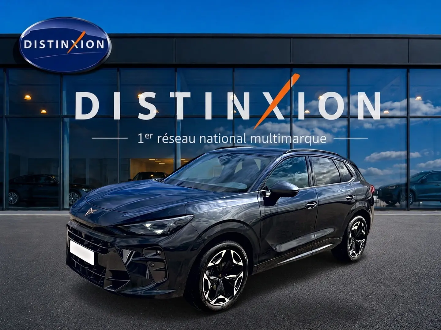 Vue 3/4 avant droite d'une CUPRA Terramar 2026 gris timanfaya avec jantes alu noires et détails sportifs visibles.