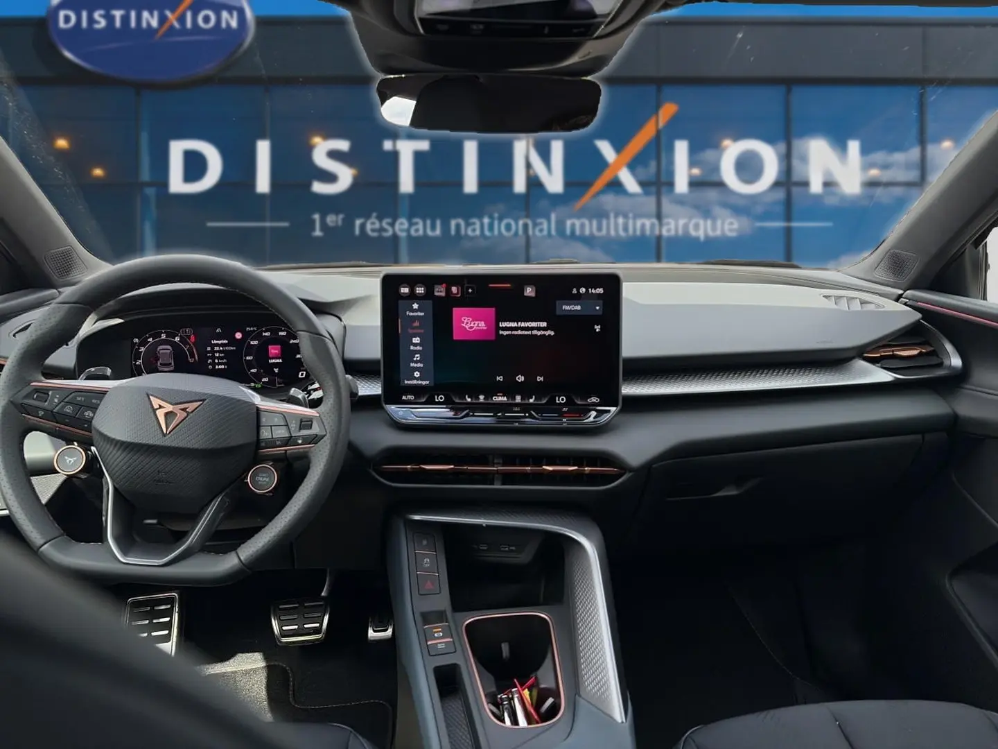 Vue intérieure avant du CUPRA TERRAMAR 2026 avec tableau de bord noir, écran tactile central et volant multifonction cuir.