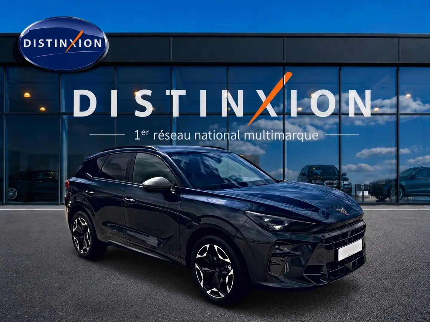 Vue 3/4 avant droite d'un CUPRA TERRAMAR gris Timanfaya avec jantes 19 pouces devant une vitrine Distinxion.