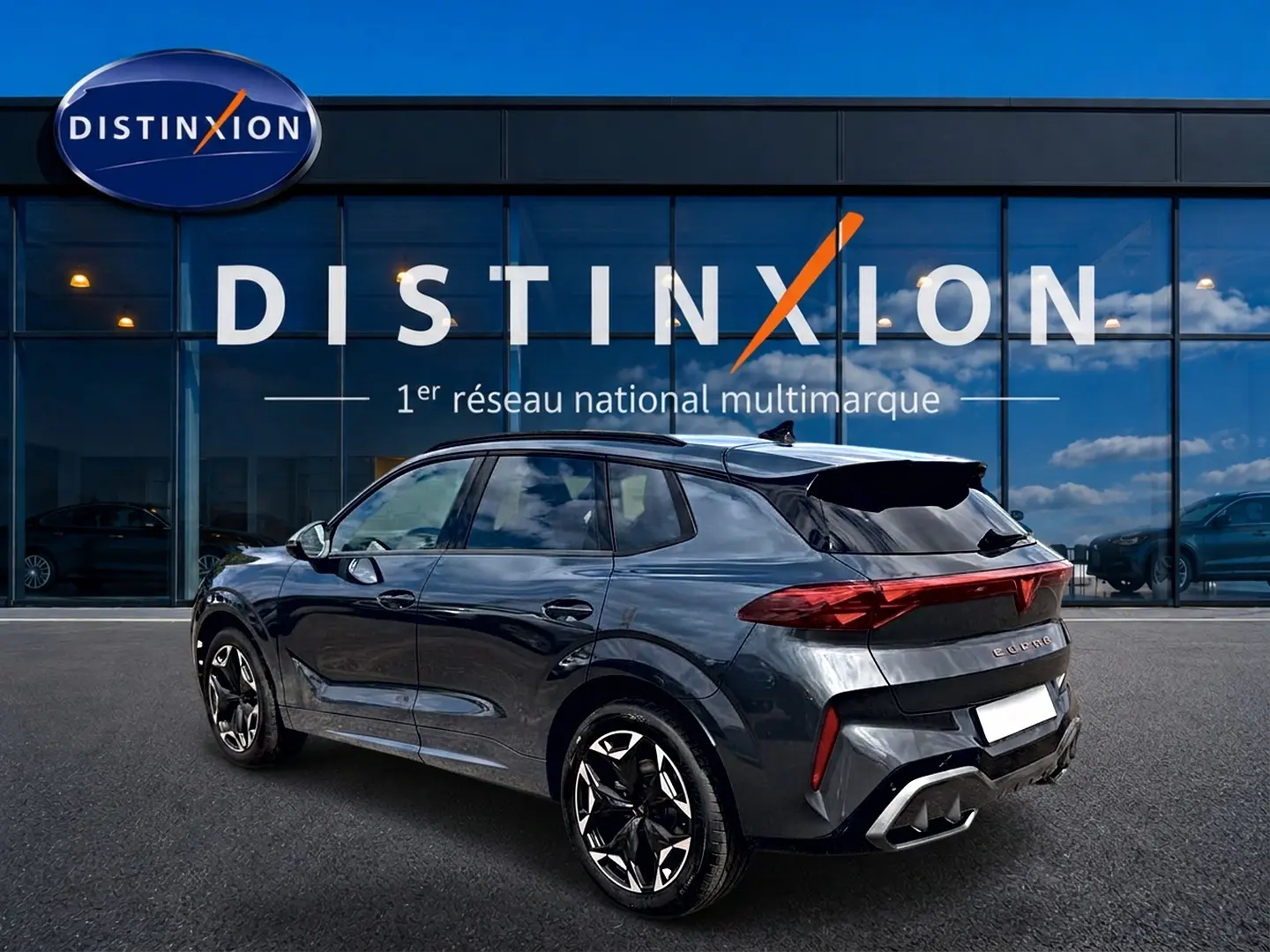 Vue 3/4 arrière droite d'un CUPRA TERRAMAR gris Timanfaya avec jantes noires et feux arrière LED distinctifs.