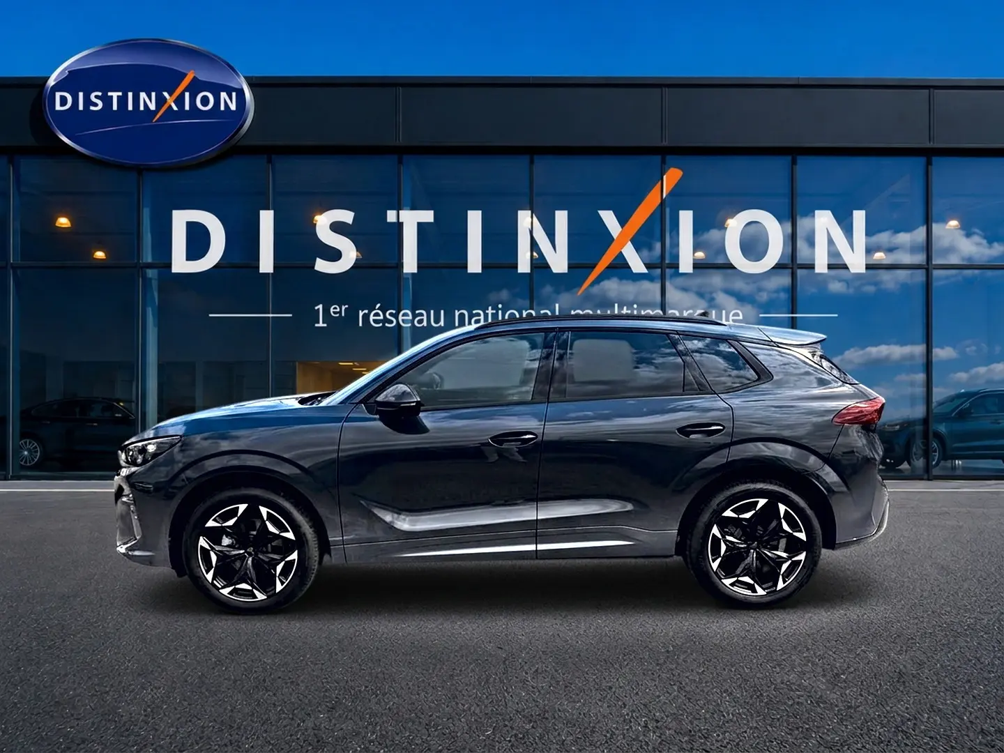Vue latérale gauche du CUPRA TERRAMAR gris timanfaya, soulignant ses jantes alu noires et design sportif.