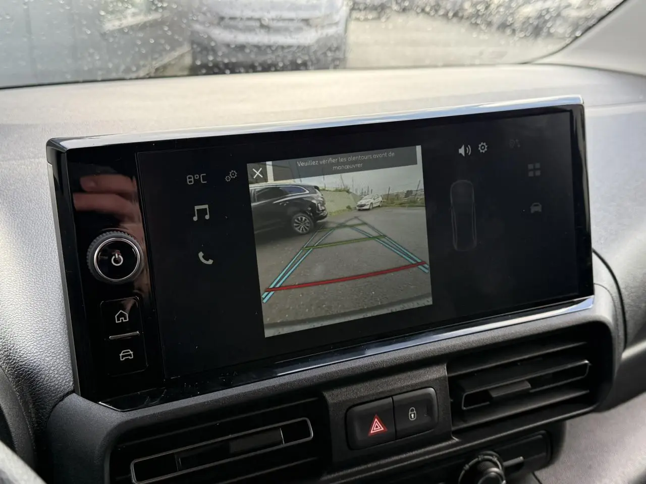 Écran tactile 10 pouces affichant la caméra de recul dans l'habitacle du Citroën Berlingo gris Artense 2025