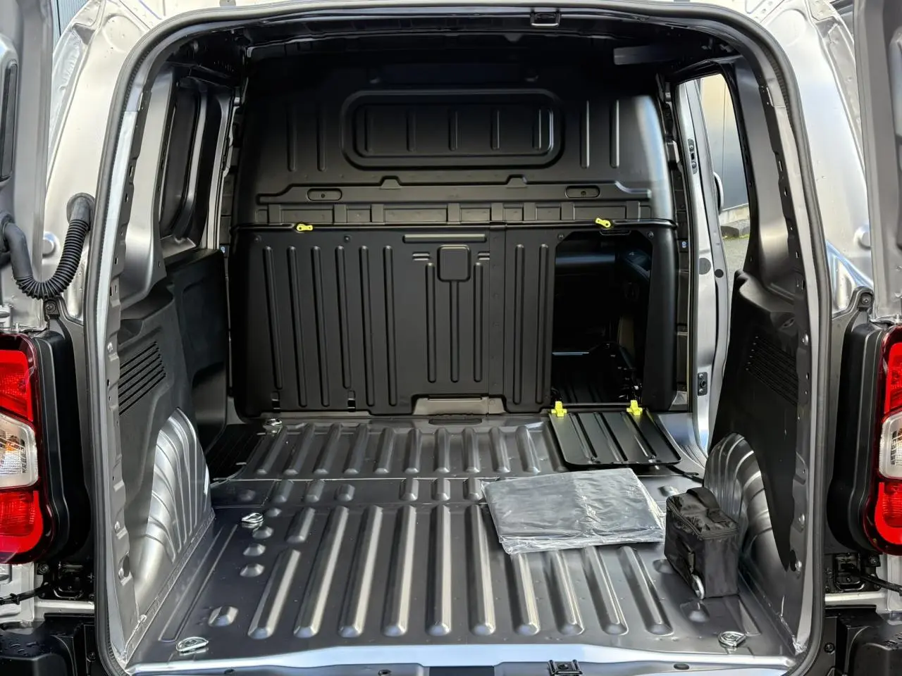 Vue arrière ouverte du Citroën Berlingo gris Artense montrant l'espace de chargement tôlé et compartiment de cabine Extenso.