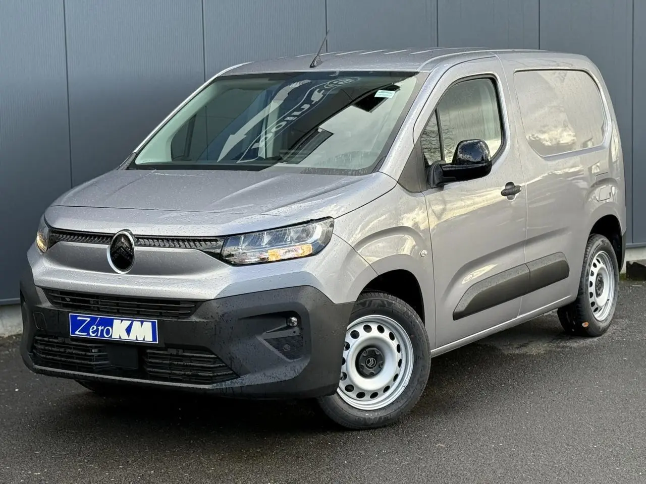 Citroën Berlingo Van gris Artense en 3/4 avant droit avec pare-chocs noirs et jantes tôles grises.