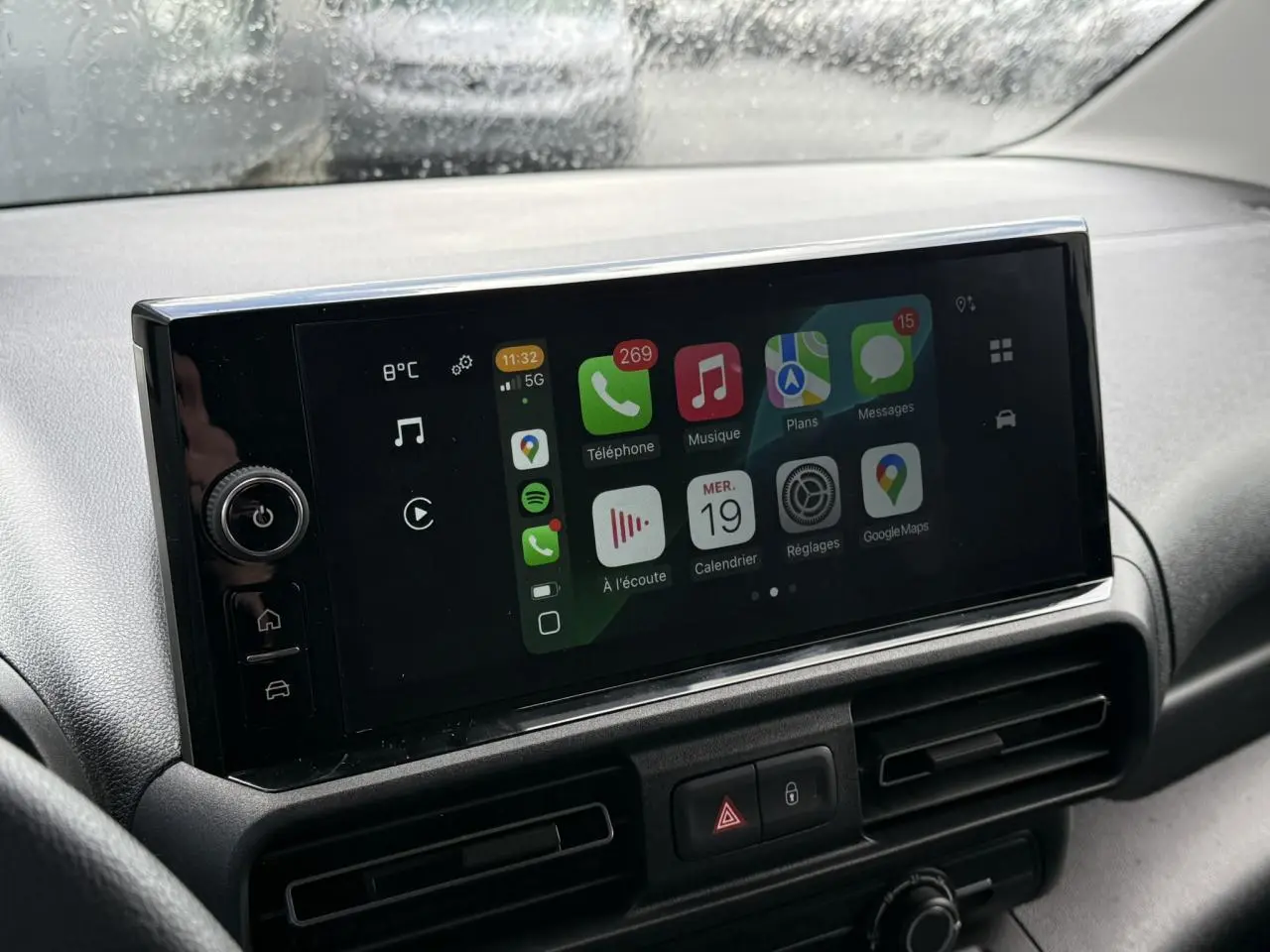 Écran tactile 10 pouces affichant Apple CarPlay dans l'habitacle du Citroën Berlingo gris Artense, vue de face.