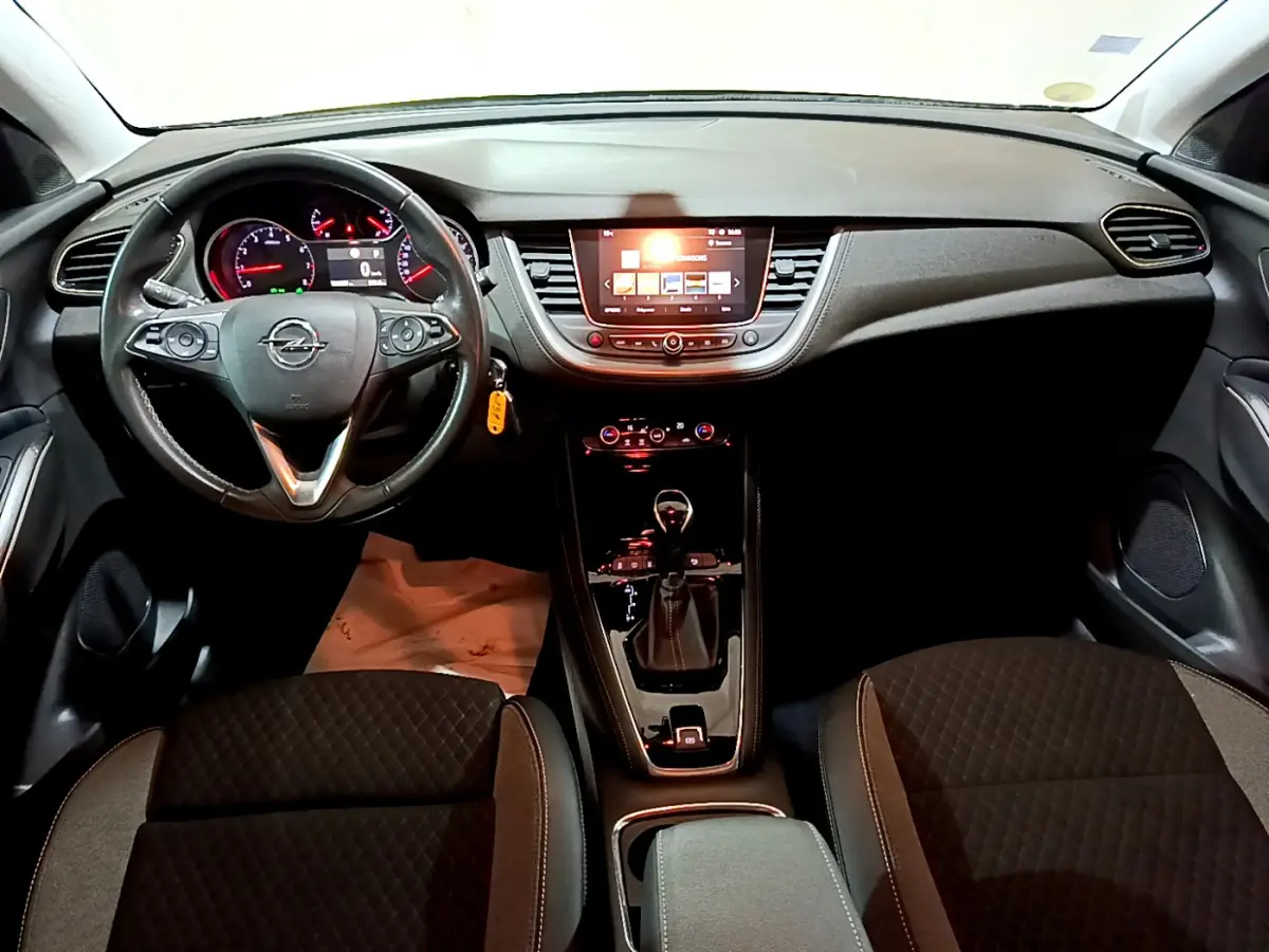 Vue intérieure frontale du tableau de bord et volant cuir noir de l'Opel Grandland X 1.5 Diesel 130 Elegance Business Auto 2021.