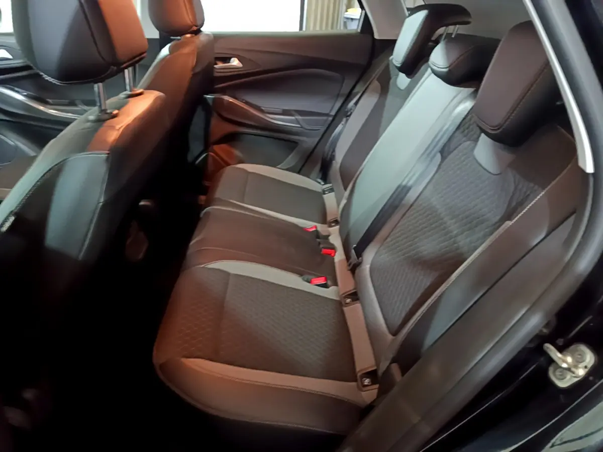 Vue intérieure côté droit des sièges arrière noirs et gris de l'Opel Grandland X 2021 finition Elegance Business.