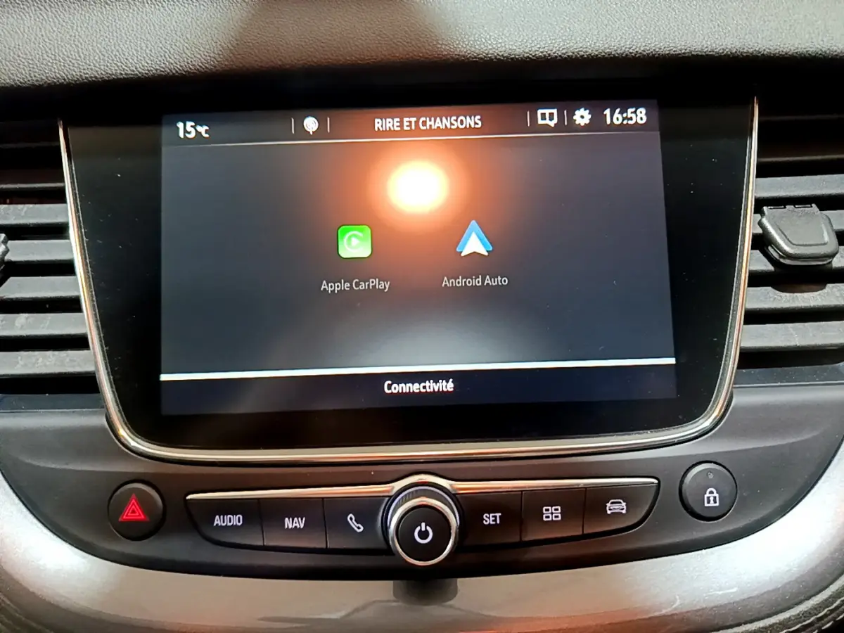 Écran tactile central de l’Opel Grandland X 2021 noir affichant Apple CarPlay et Android Auto.