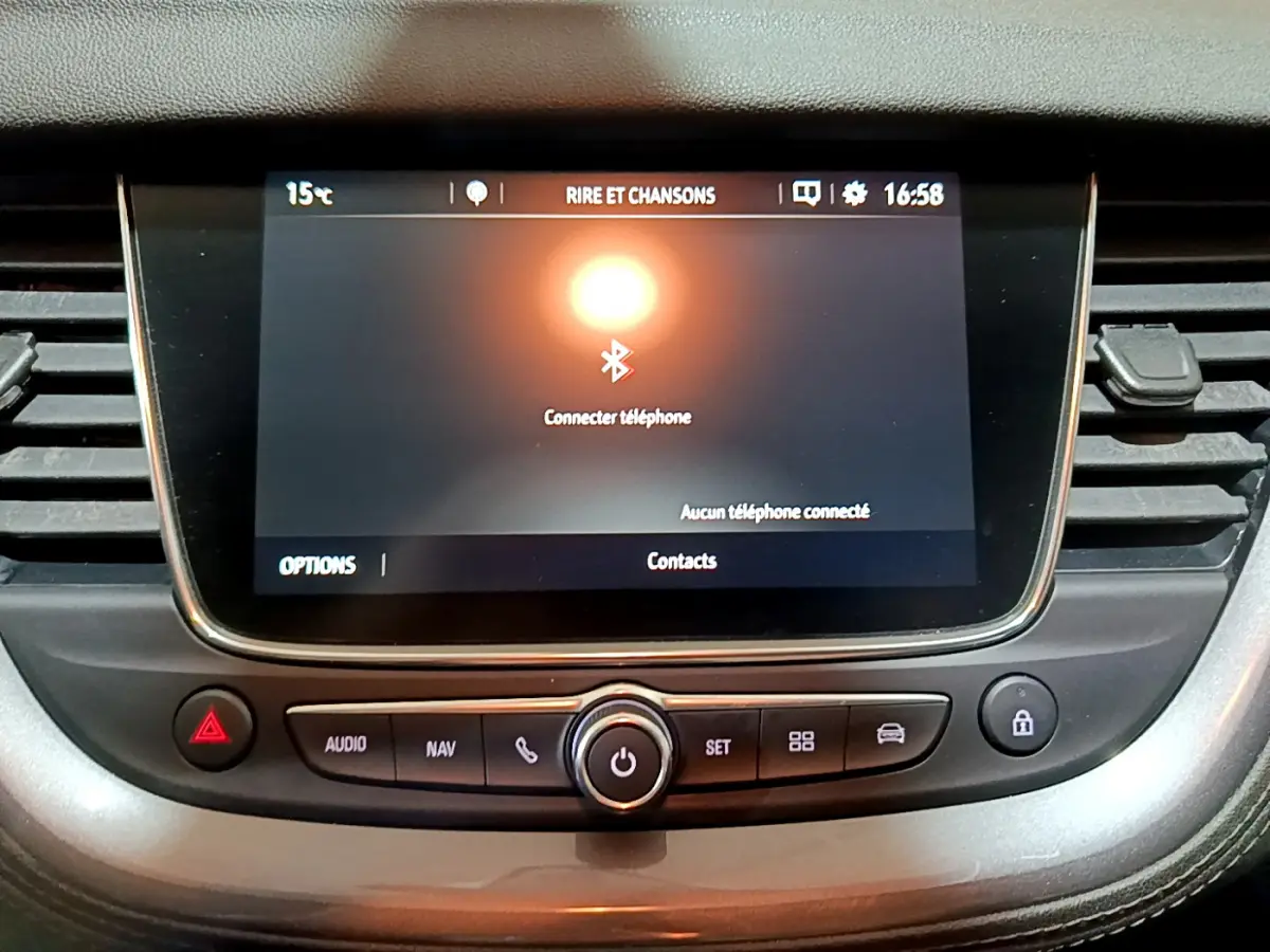 Écran tactile central allumé avec interface Bluetooth dans l'habitacle d'un Opel Grandland X noir 2021.