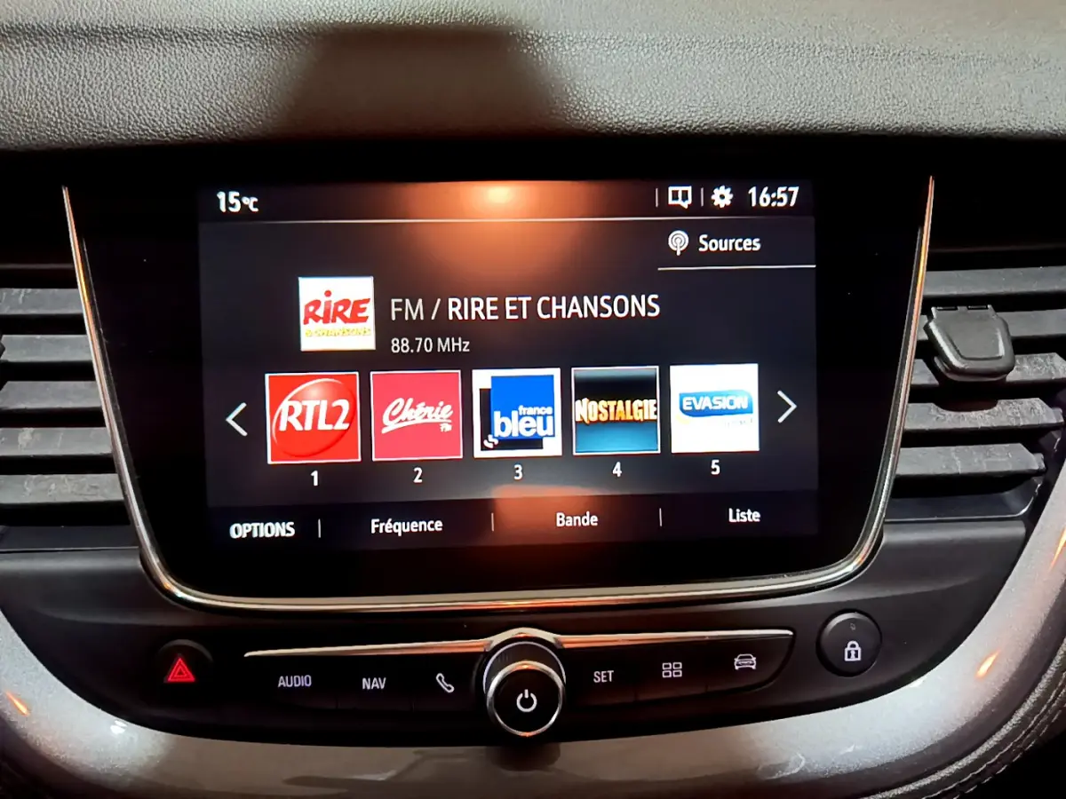 Écran tactile central allumé affichant les stations radio dans l'habitacle d'une Opel Grandland X noire.