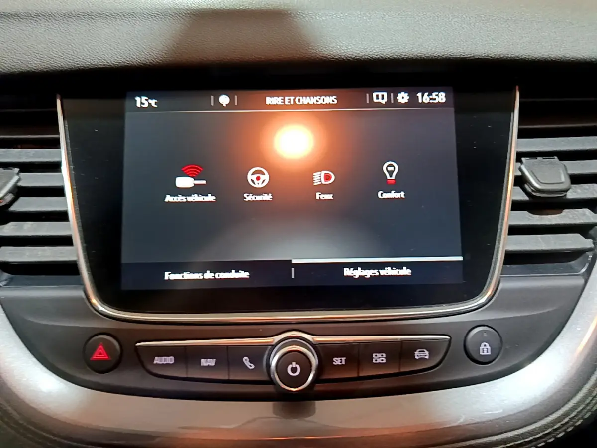 Écran tactile central de l’Opel Grandland X noir 2021 affichant les réglages véhicule et fonctions de conduite.