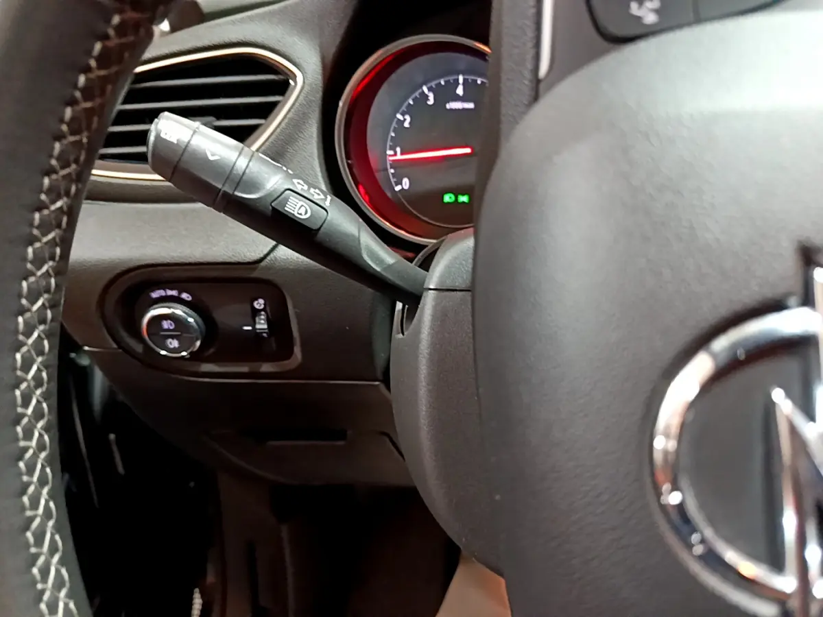 Gros plan sur le volant noir et la manette de clignotant gauche de l'Opel Grandland X 1.5 Diesel 130 Elegance Business Auto de 2021.