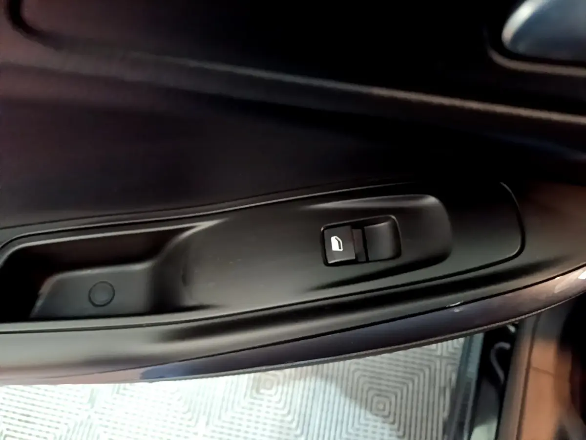 Bouton de verrouillage de porte côté gauche intérieur d'un Opel Grandland X noir 2021.