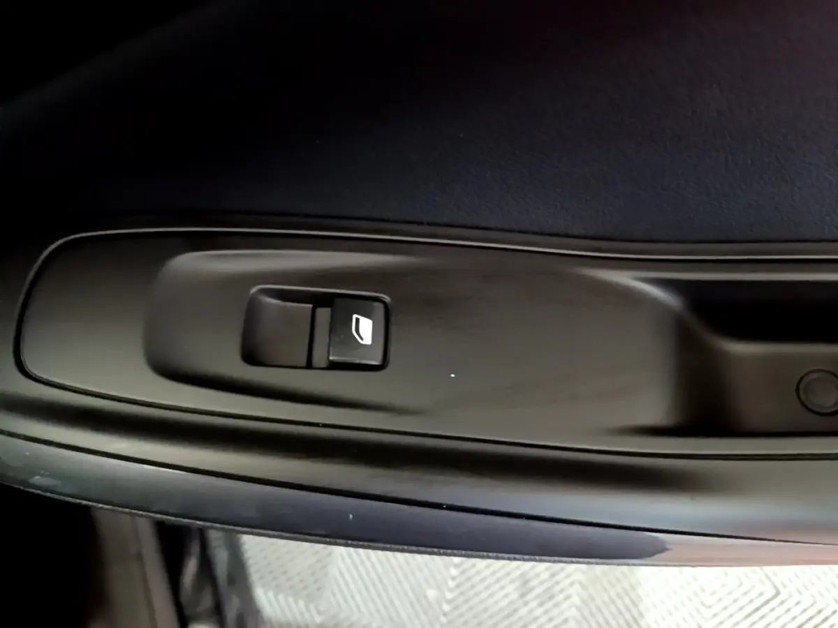 Bouton de commande de lève-vitre noir sur panneau de porte intérieur d'Opel Grandland X noir.