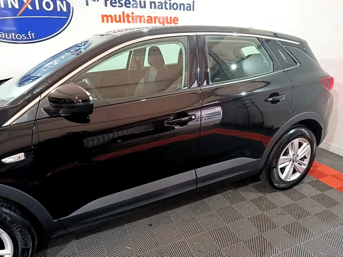 Profil côté gauche d'un Opel Grandland X noir 2021, mettant en valeur ses lignes épurées et ses jantes alliage.