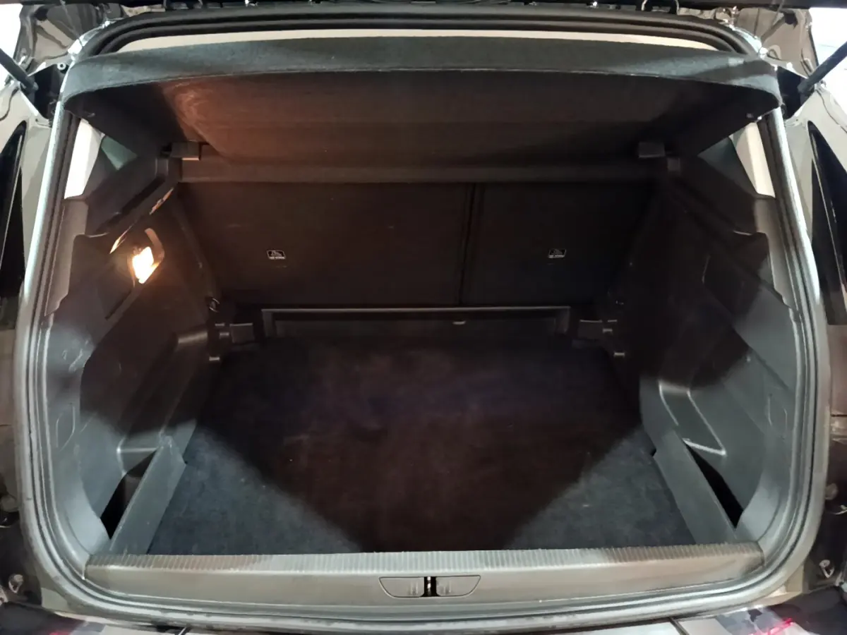 Coffre ouvert noir de l'Opel Grandland X 1.5 Diesel 130 Elegance Business vu de l'arrière intérieur.