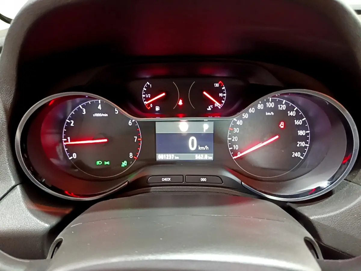 Tableau de bord numérique de l'Opel Grandland X 1.5 Diesel 130 Elegance Business, affichage clair à 0 km/h.