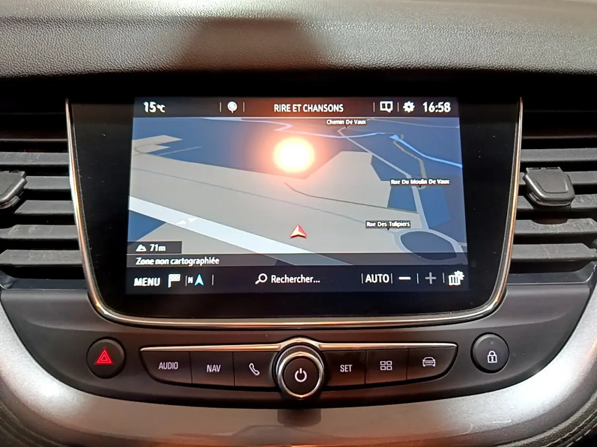 Écran tactile central du tableau de bord de l'Opel Grandland X 2021 affichant la navigation GPS.