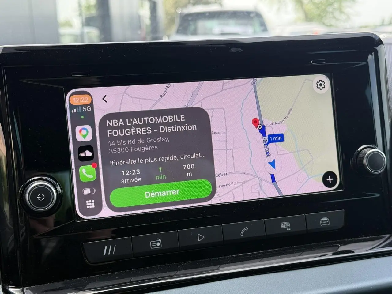 Écran tactile central du tableau de bord de la SEAT Arona 2025 affichant la navigation avec itinéraire actif.
