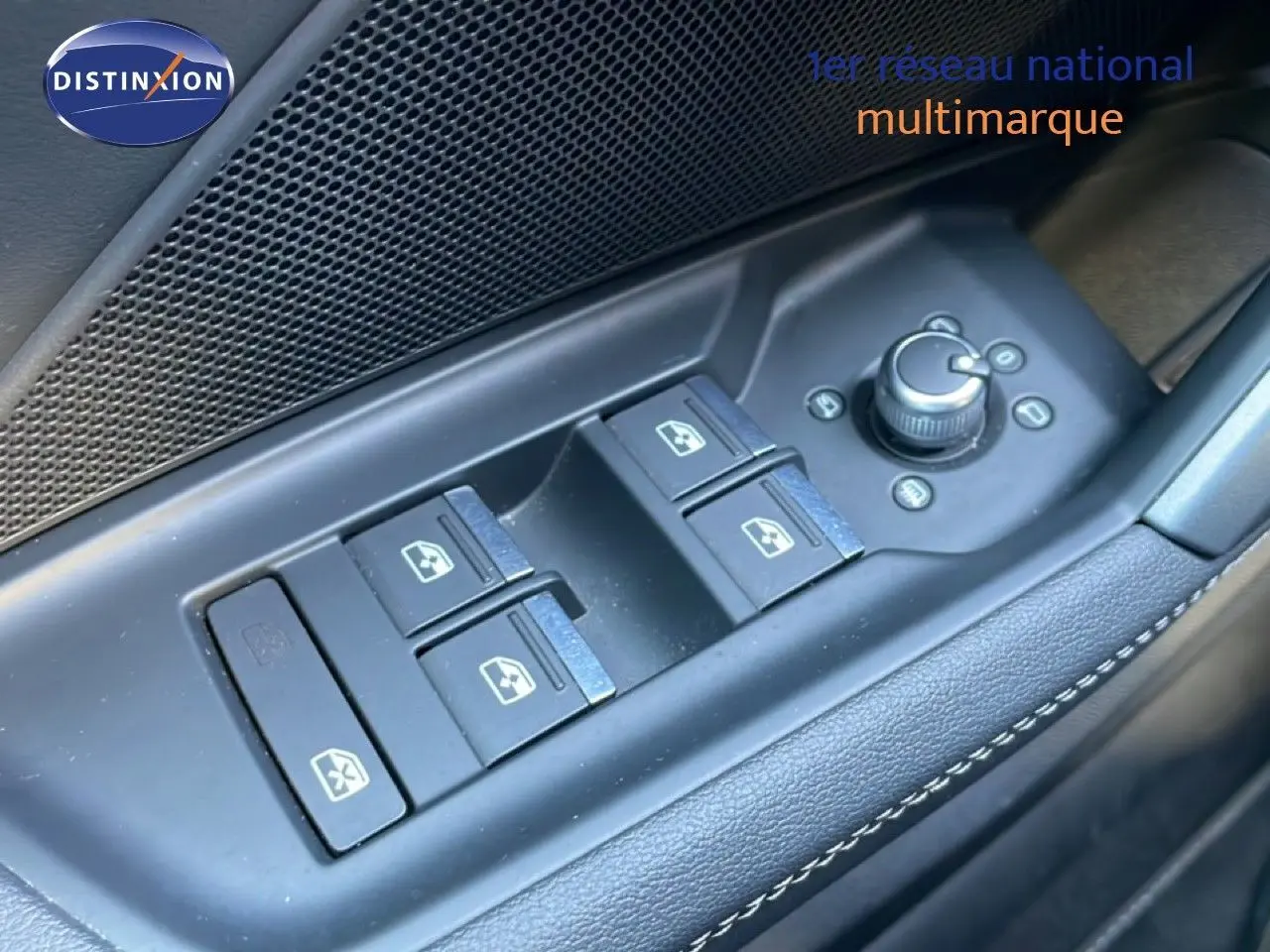 Gros plan sur les commandes de lève-vitres et réglage des rétroviseurs côté conducteur d'une Audi A3 Sportback 2025 noir mito metal.