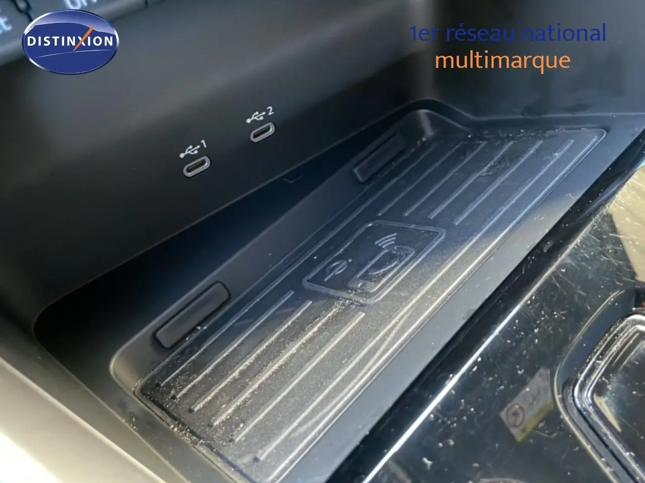 Gros plan sur la zone de recharge sans fil et ports USB-C dans l’habitacle noir de l’Audi A3 Sportback 2025.