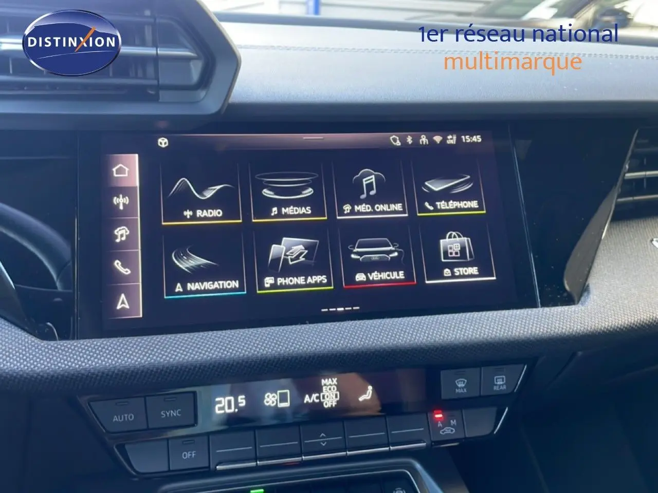 Vue rapprochée de l’écran tactile central et de la console de l’Audi A3 Sportback 2025, intérieur noir.