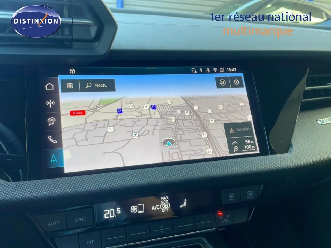 Vue rapprochée de l'écran tactile central affichant la navigation sur Audi A3 Sportback 40 TFSIe 2025 noir Mito Metal.