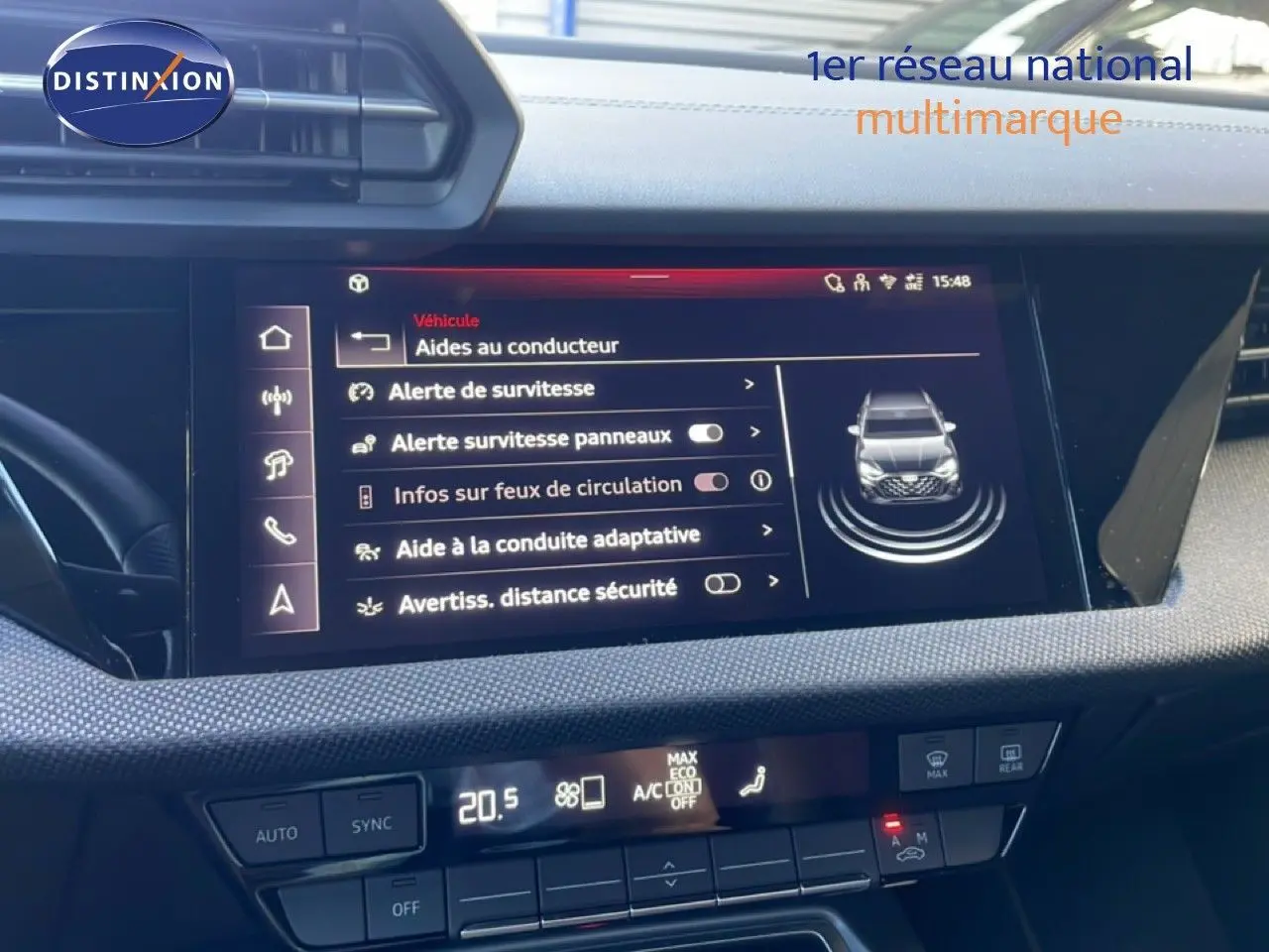 Vue rapprochée de l’écran central de l’Audi A3 Sportback 2025 noir mito metal affichant les aides à la conduite.