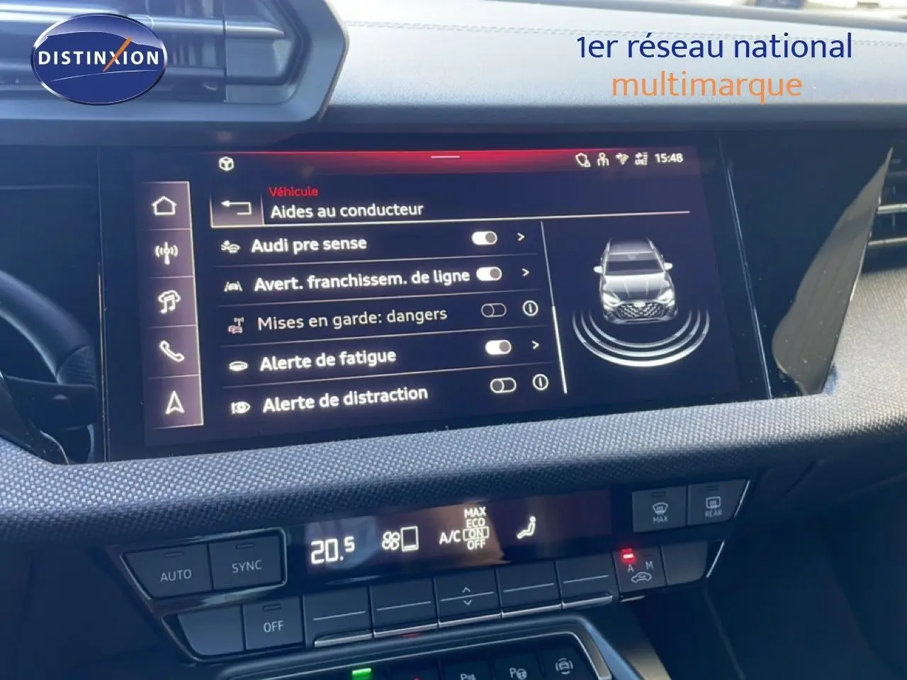 Écran tactile central de l'Audi A3 Sportback 2025 noir Mito Metal, affichant les aides à la conduite dans l'habitacle.