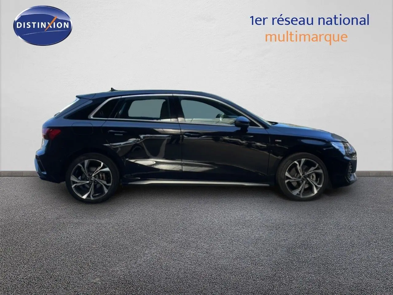 Audi A3 Sportback 2025 noir mito metal vue de profil côté gauche avec jantes alliage distinctives S-Line.