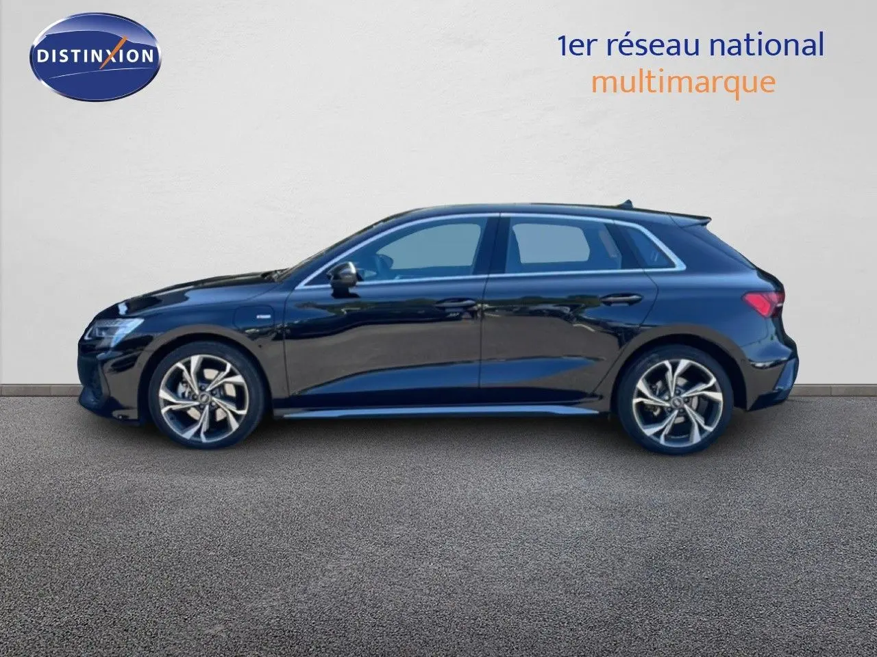 Profil latéral droit d'une Audi A3 Sportback 2025 noire Mito Metal avec jantes alliage distinctives et finition S-Line.