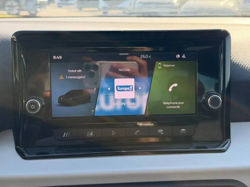Écran tactile central du tableau de bord du SEAT Arona 2025 avec interface radio Europe 1 et téléphone non connecté.