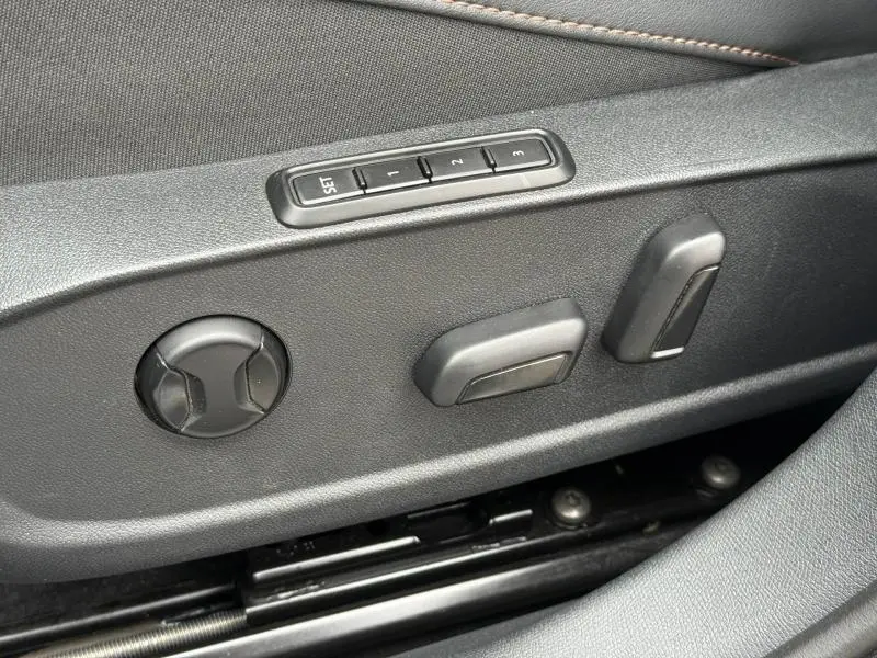Détail des commandes de réglage électrique du siège conducteur sur CUPRA Formentor 1.5 eTSI Hybrid gris mat, vue latérale rapprochée.