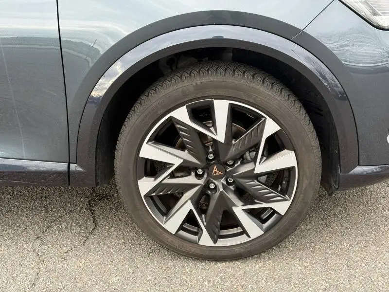 Gros plan sur la roue avant droite du CUPRA Formentor 1.5 eTSI Hybrid 2025 en Gris Magnétique Mat avec jante étoile bicolore.