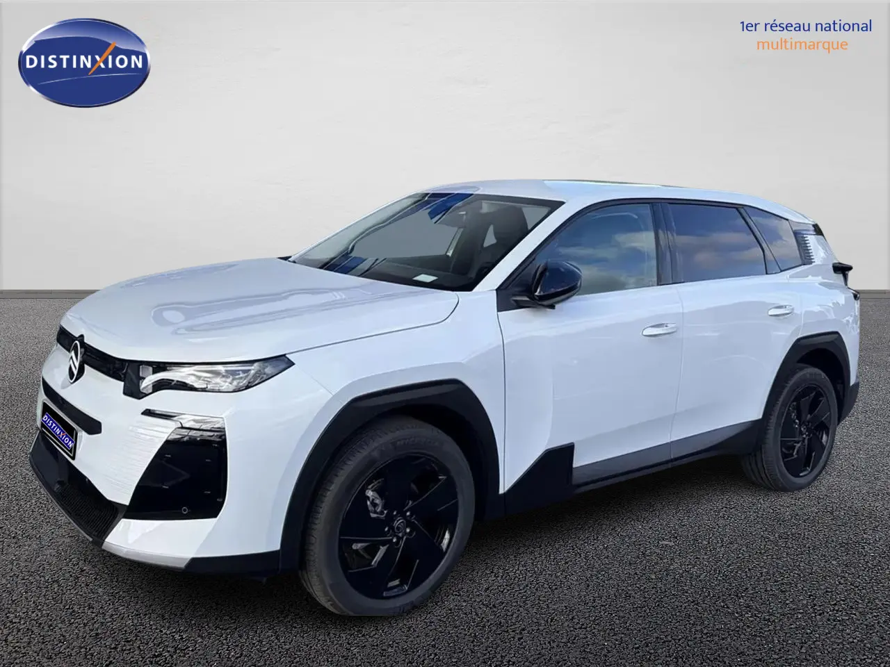 Vue 3/4 avant droite d'un Citroën C5 Aircross blanc avec toit noir et jantes noires sur fond neutre.