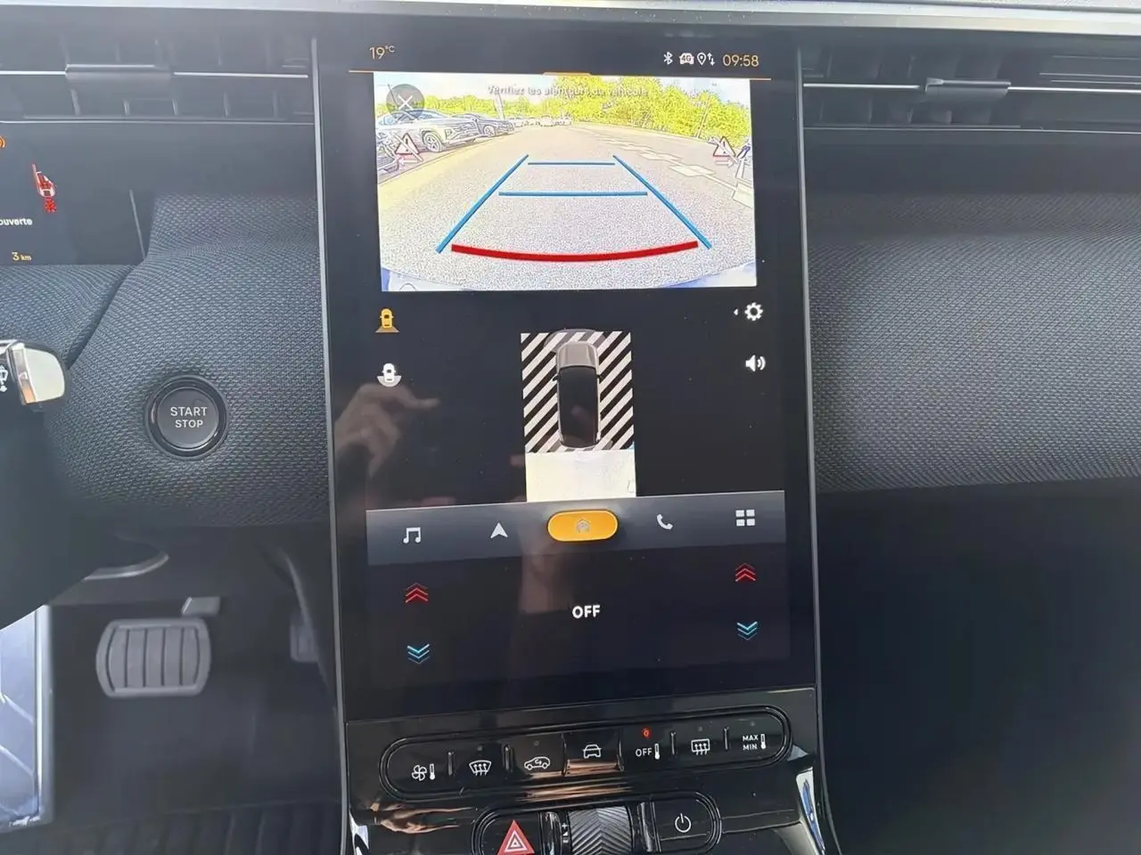 Vue rapprochée de l’écran tactile central du Citroën C5 Aircross hybride montrant la caméra de recul en fonctionnement.